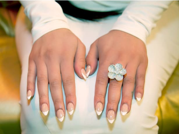 للعروس: أجمل ألون طلاء الأظافر لهذا الموسم