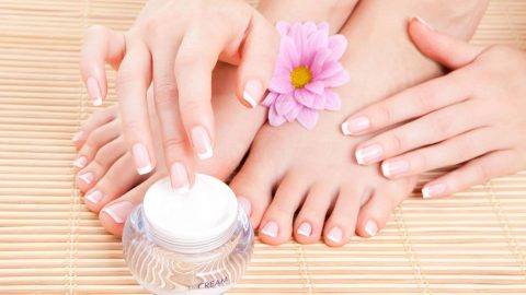 أهم الطرق للحصول على أظافر رطبة وجميلة