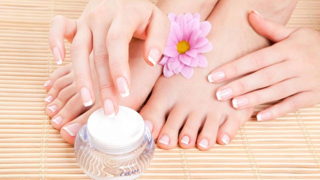 أهم الطرق للحصول على أظافر رطبة وجميلة
