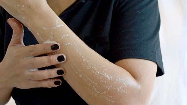 إليك طريقة منع ظهور البثور المزعجة بعد نزع الشعر الزائد