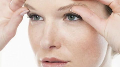 اكتشفي أسباب تساقط شعر الحاجبين