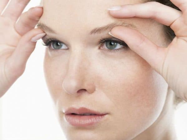 اكتشفي أسباب تساقط شعر الحاجبين