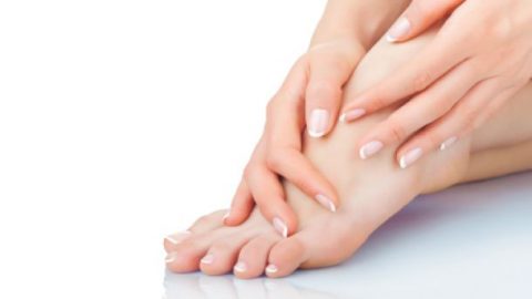 وصفة طبيعية بسيطة لتنعيم القدمين