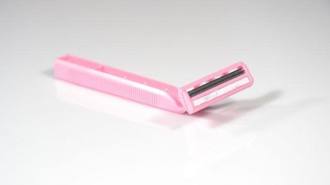 خطوات إزالة الشعر بالشفرة