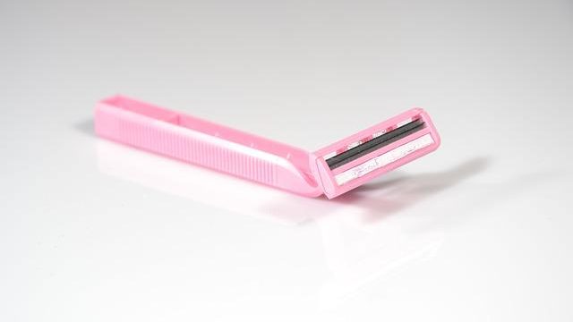 خطوات إزالة الشعر بالشفرة