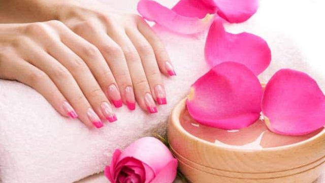 خلطة منزلية بسيطة لأظافر قوية وطويلة