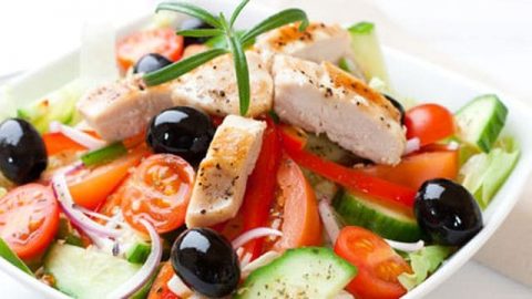 اضيفي سلطة الدجاج اللذيذة إلى ريجيمك الخاص