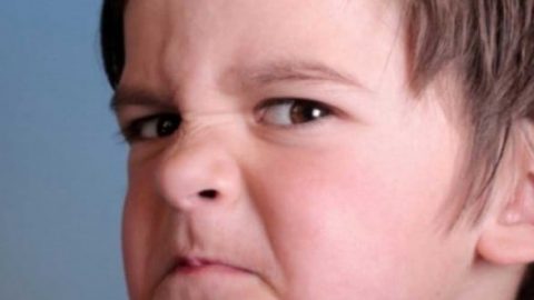 كيف نتعامل مع الطفل العصبي؟