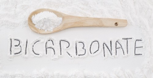 Bicarbonato de sodio sobre textura de madera rstica