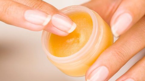 كيف نصنع مرطب للشفاه بأنفسنا؟