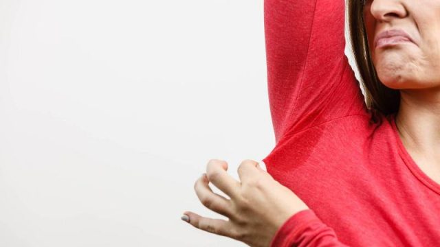 بهذه الوصفات الطبيعية تتخلصين من عرق الإبطين
