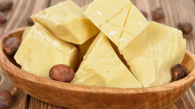 فوائد زبدة الكاكاو للبشرة والشعر