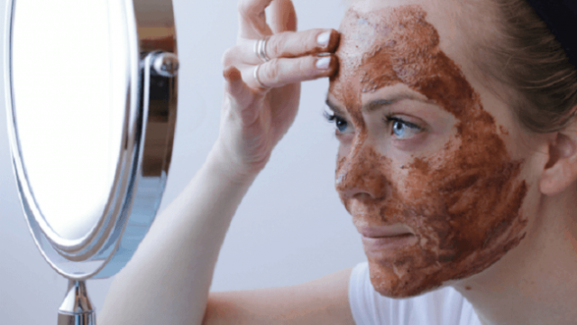 قناع جوزة الطيب والقرفة لبشرة نضرة خالية من العيوب