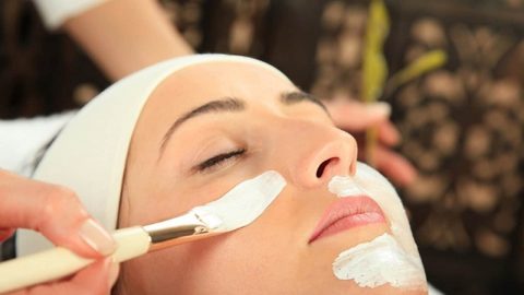 ماسك الأسبرين والعسل لبشرة نضرة وخالية من العيوب