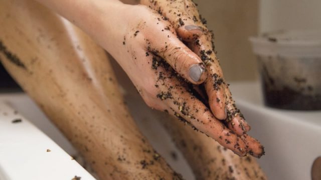 مقشر القهوة لتنعيم الجسم