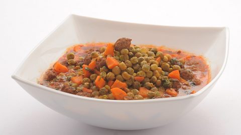 خطوات تجهيز يخنة البازلاء بالجزر