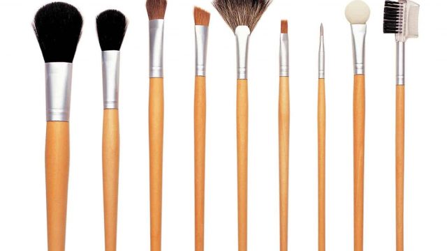 طرق متميزة لتظيف فرشات المكياج