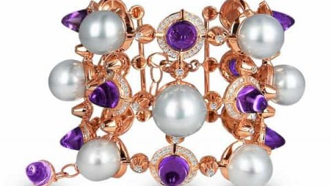 أساور عريضة بالأحجار الملونة لإطلالة ساحرة