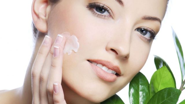 طريقة العناية بالبشرة العادية خلال الصيف