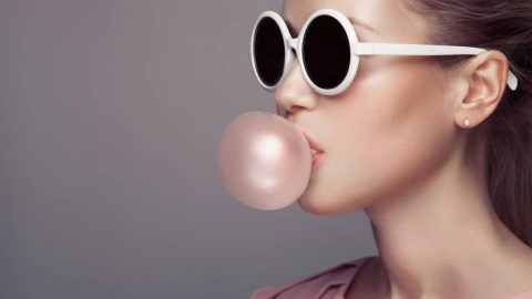 هل تعرفين فوائد مضغ العلكة