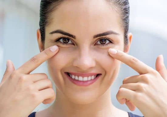 مكونات طبيعية لعلاج التجاعيد تحت العين