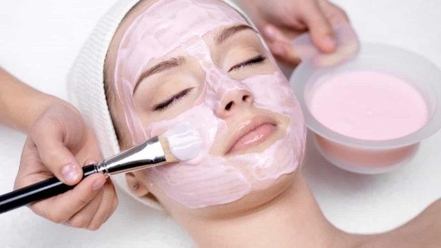 3 طرق لتنظيف البشرة الدهنية