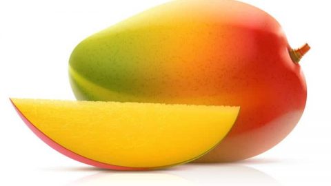 اصنعي أقنعة المانجو الطبيعية واحصلي على شعر ناعم وقوي