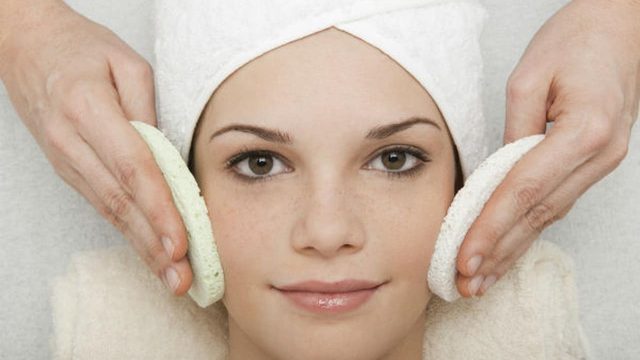 3 وصفات لمقشرات طبيعية خاصة بصاحبات البشرة الجافة والحساسة