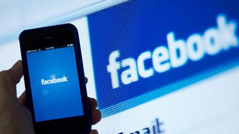 فيس بوك يصوّرك سرًا!