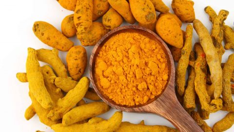 لهذا السبب عليك شرب الكركم على الريق