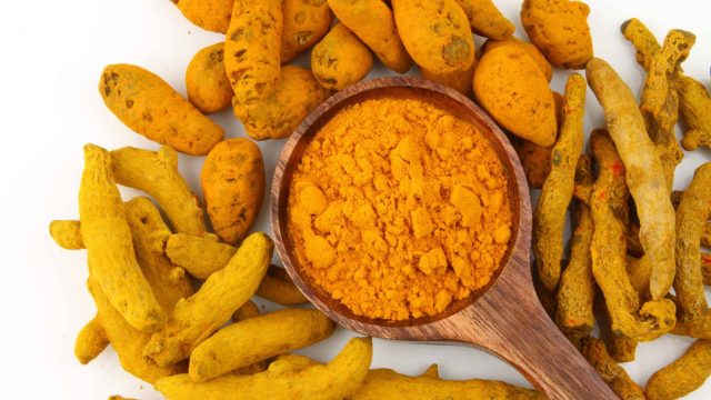 لهذا السبب عليك شرب الكركم على الريق