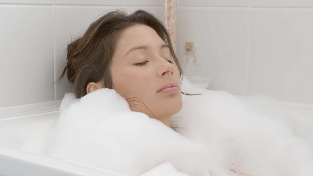 تعرفي على فوائد الاستحمام ليلًا