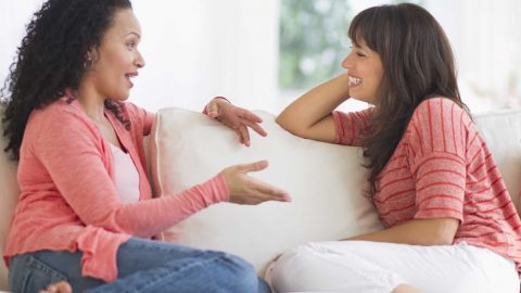 لا تستعملي هذه العبارات مع صديقاتك أبدا