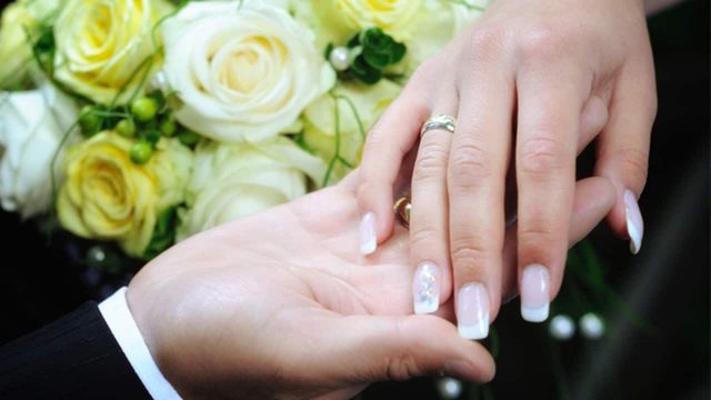 الزواج قبل التخرج يسبب زيادة الوزن