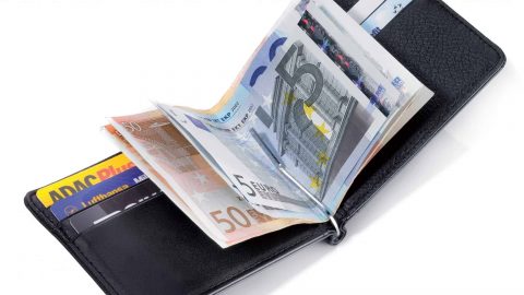 النقود تحمل بكتيريا 1200 مرة أكثر من مقعد الحمام