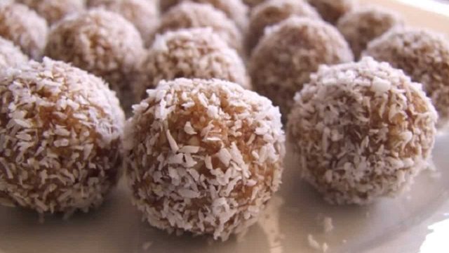 كرات التمر والجوز لتغذية الجسم بعد الصيام