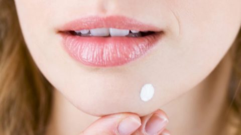 نصائح للتخلص من الحبوب البيضاء الجافة في الوجه