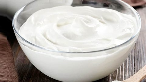 قناع الزبادي لتفتيح البشرة الدهنية