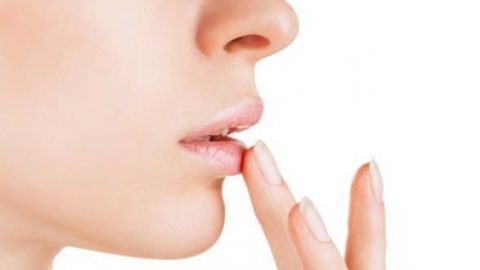 احصلي على شفاه وردية بهذه الخلطات الطبيعية