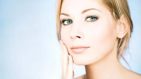 طبقي قناع الشعير والحليب لمقاومة حب الشباب