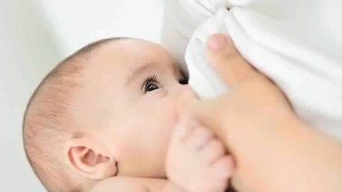 تعرفي على فوائد الرضاعة الطبيعية للمولود