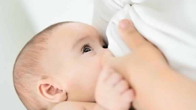 تعرفي على فوائد الرضاعة الطبيعية للمولود