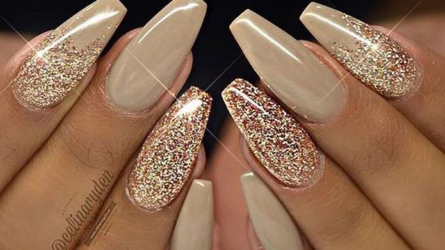 طلاء أظافر باللون الذهبي لمناسبات العيد
