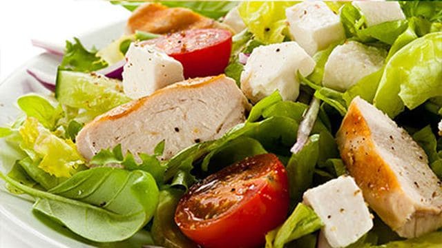 سلطة بسيطة التحضير ولذيذة