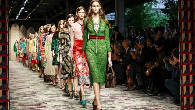 تشكيلة من الفساتين المميزة لصيف 2017 من منصات العروض العالمية