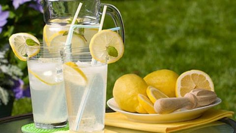 عصير الليمون لهضم الطعام بعد الفطور
