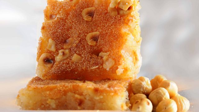 دللي عائلتك وجهزي بسبوسة البندق