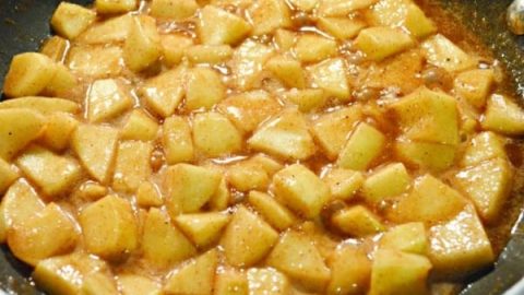 خطوات تجهيز حشوة التفاح بالقرفة