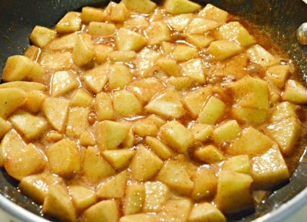 خطوات تجهيز حشوة التفاح بالقرفة