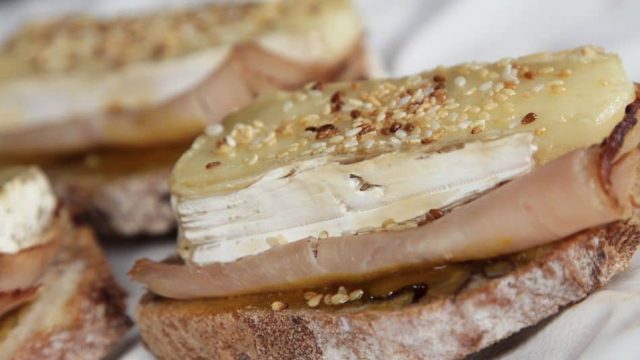 خبز التوست بالجبن والحبش لأطفالك